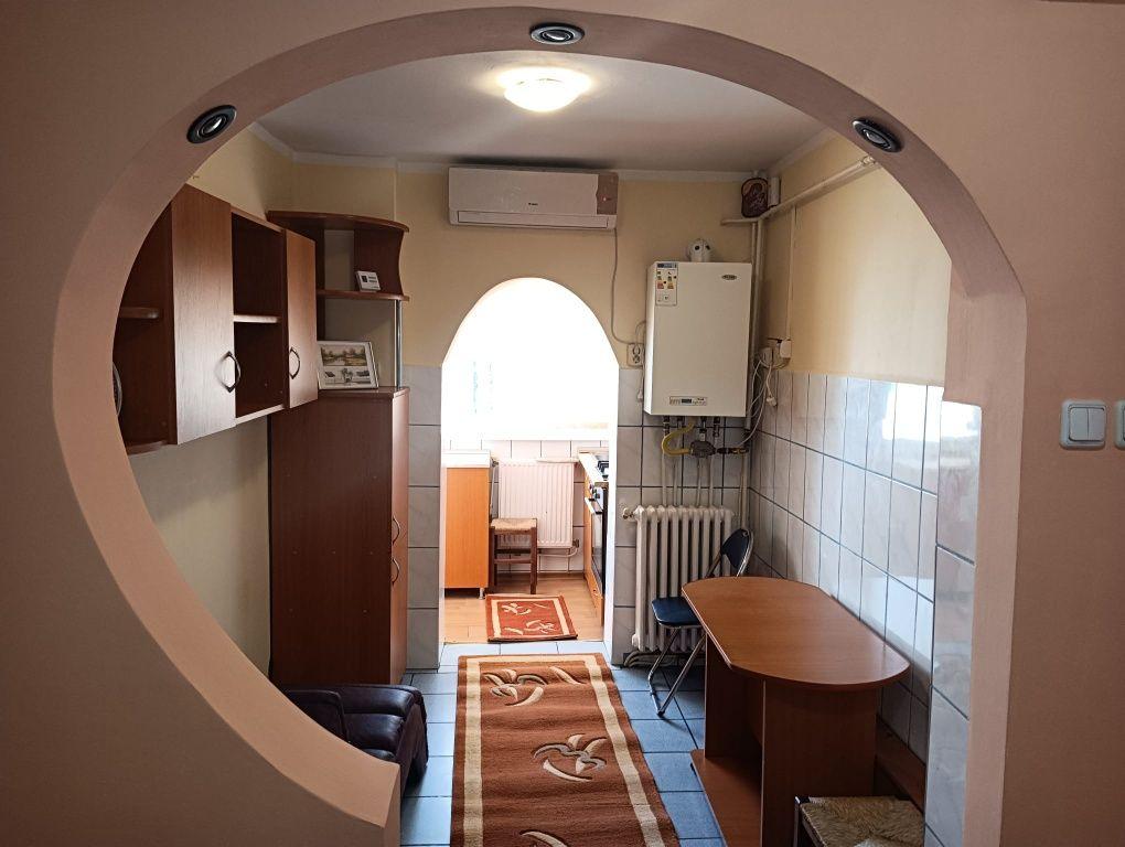 Inchiriez Apartament 2 camere DECOMANDAT, zona linistita, zona Liceu Economic,  Etaj 1/4, Botosani