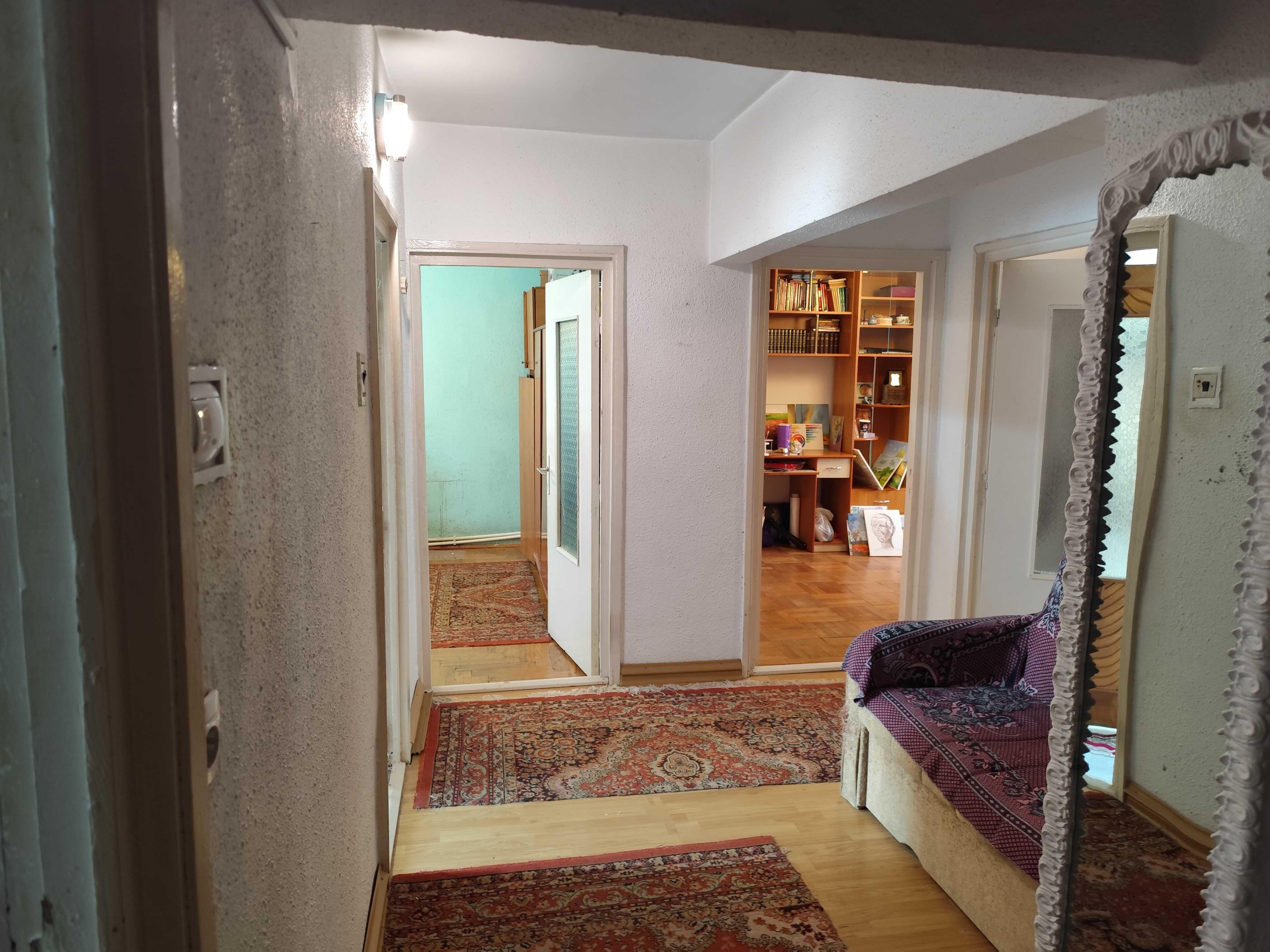 De vânzare apartament cu 3 camere în Piatra Neamț, Str. Plevnei. Decomandat. Suprafață construită 70mp, suprafața utilă 60mp balcon 6mp și boxa.