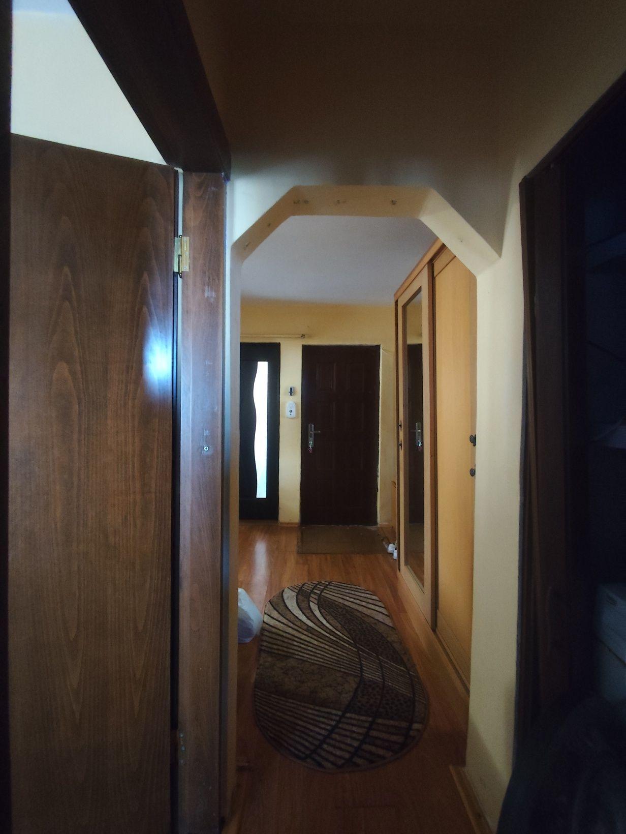 Vand apartament cu 2 camere in Rovinari.