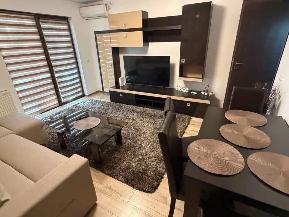 ÎNCHIRIEZ APARTAMENT ÎN BLOC NOU – ULTRACENTRAL cu loc de parcare gratuit inclus