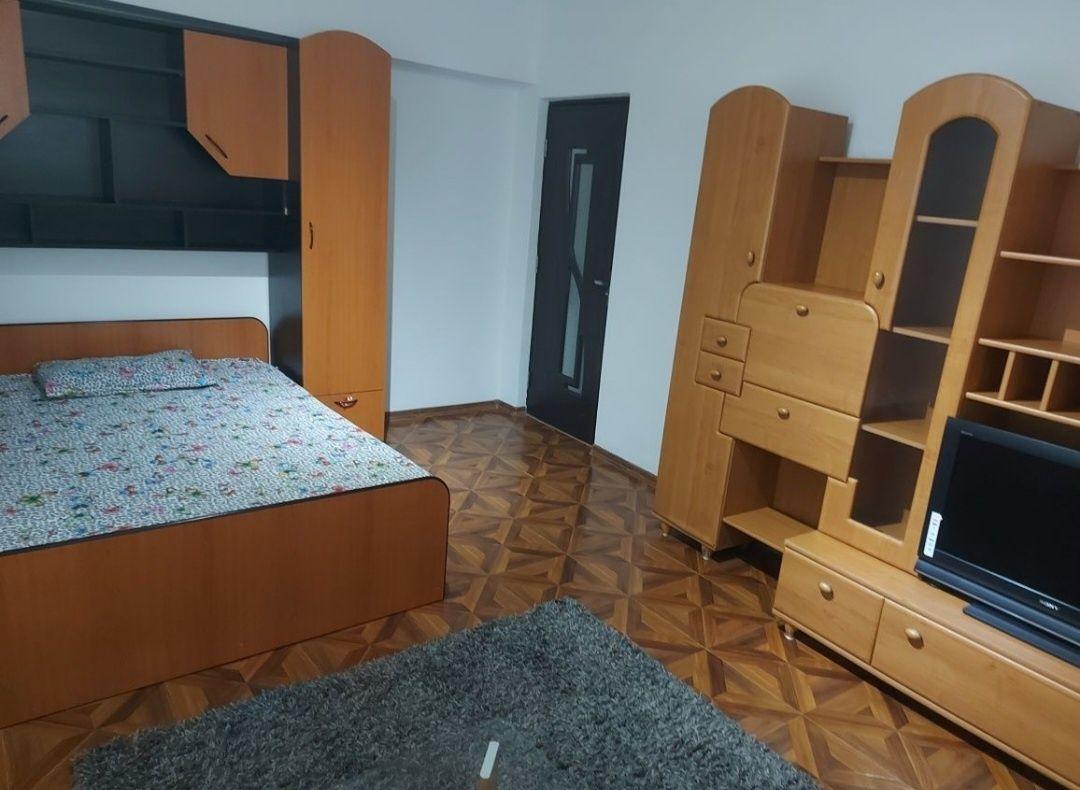 Ofer spre inchiriere apartament 2 camere in centru zona hotel Gorj, etaj 2, mobilat