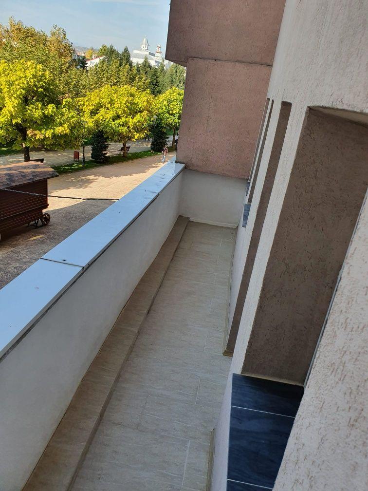 Închiriez apartament 3camere ultracentral mobilat și utilat Vedere bilaterală Loc parcare - imagine 1