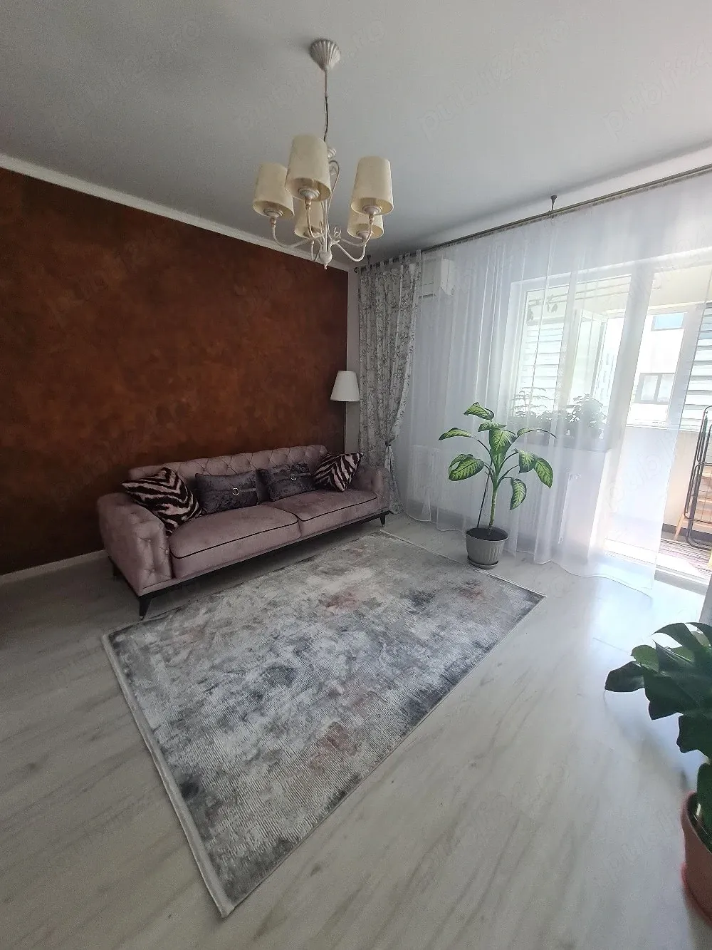 vând apartament cu trei camere - imagine 1