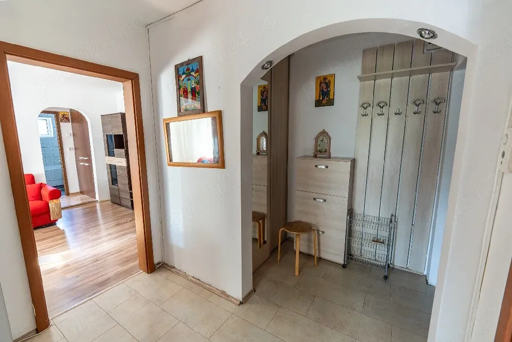Vand aprtament 3 camere semidecomandat - imagine 1