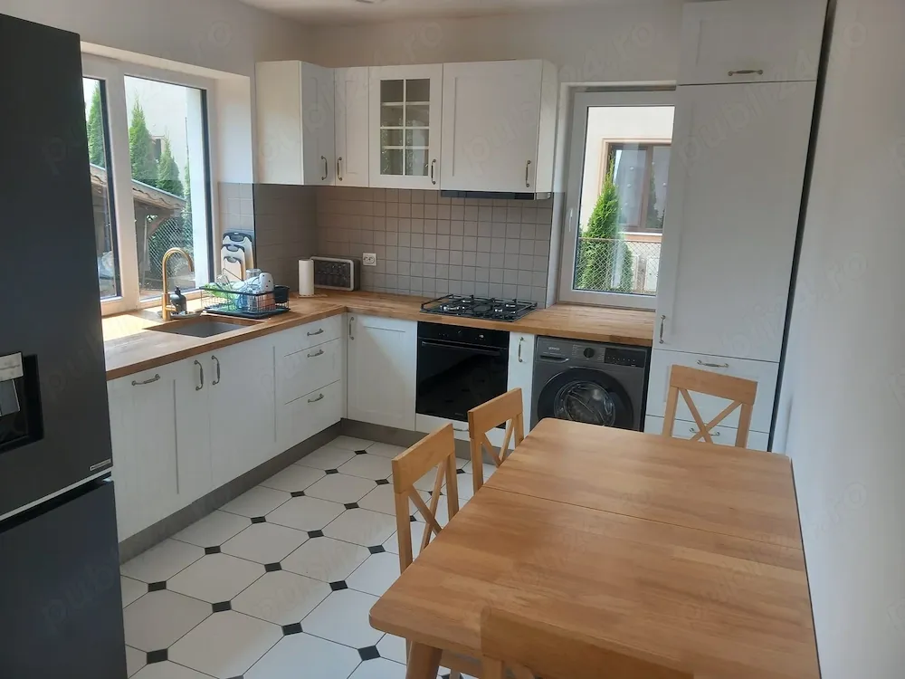 Închiriez apartament cu grădină