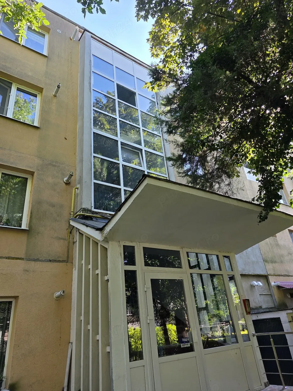 Vand apartament 2 camere Tractorul - imagine 1