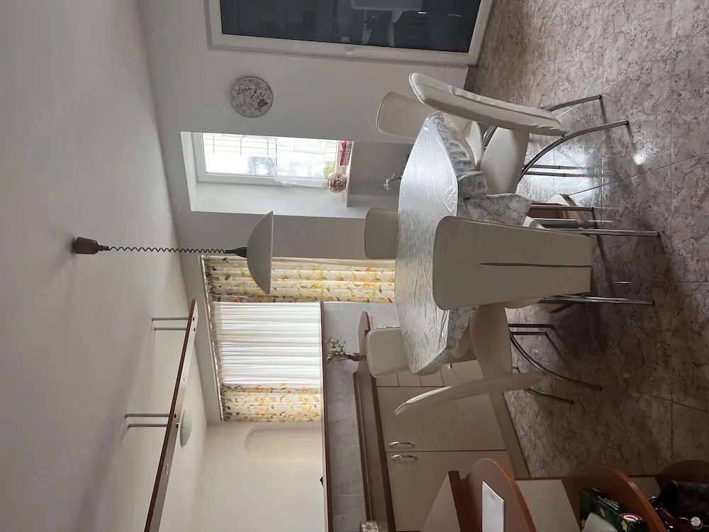 Închiriez apartament zona centrala - imagine 1
