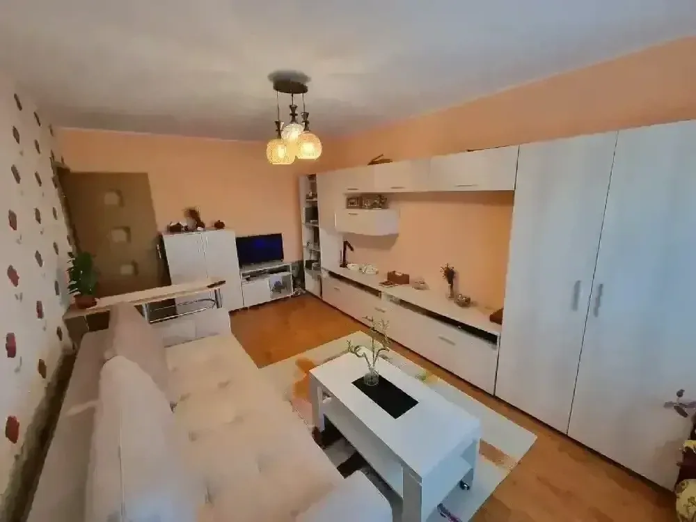Km 4-5, apartament   decomandat  mobilat utilat Blv A. Vlaicu, zona Kaufland - imagine 1