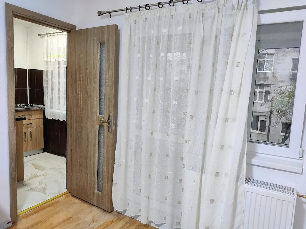 Închiriez garsonieră Su = 26 mp, la etaj 1  bloc zona Vest
