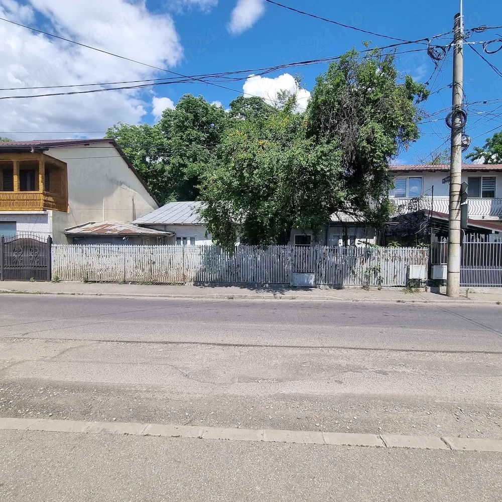 Proprietar: Vând Casă pe Strada Eroilor, Ploiești Teren cu Deschidere de 15 m (Ideal Investiție) - imagine 1