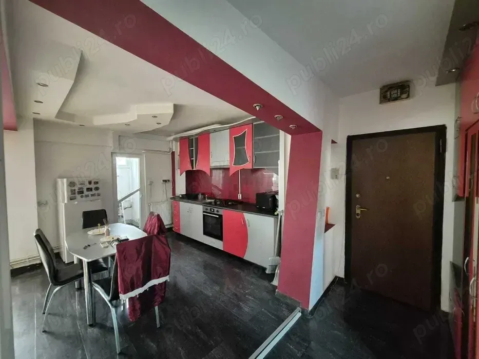 Ofer spre inchiriere apartament cu 3 camere