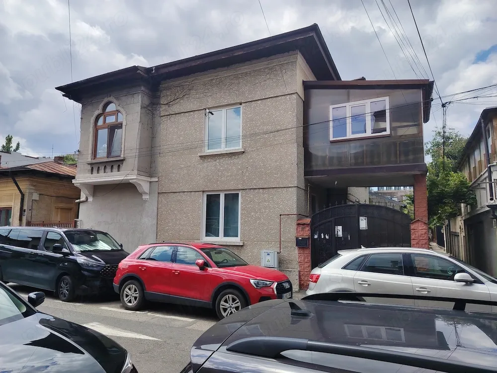 Vila spatioasa cu garaj si curte proprie