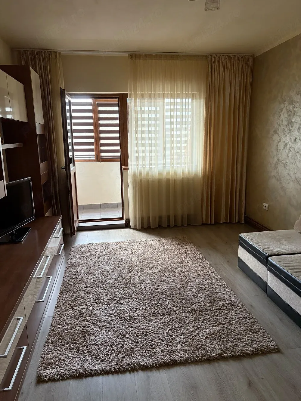 PF închiriaz apartament cu 3 camere, decomandat - imagine 1