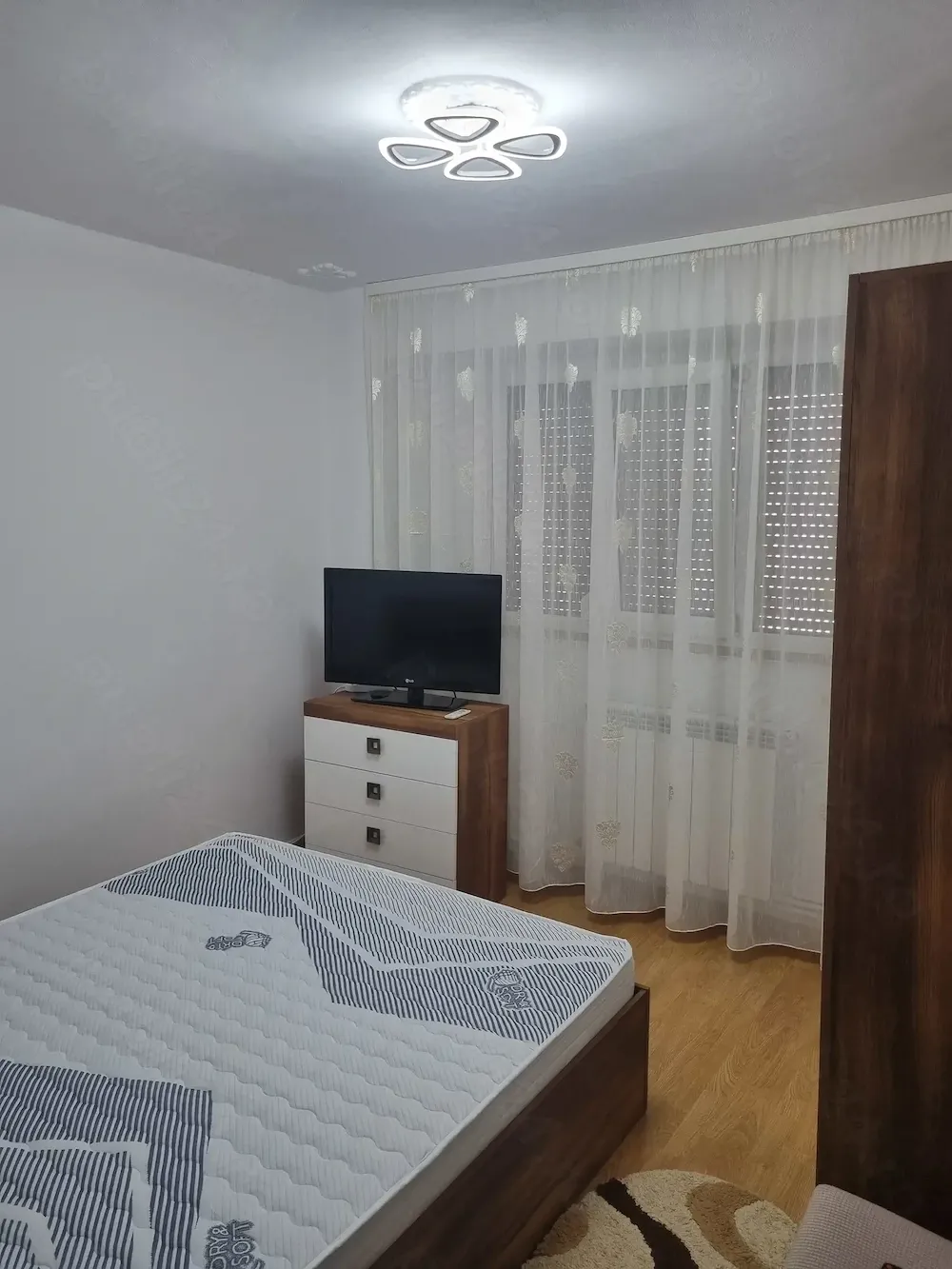 Închiriez apartament 2 camere. - imagine 1