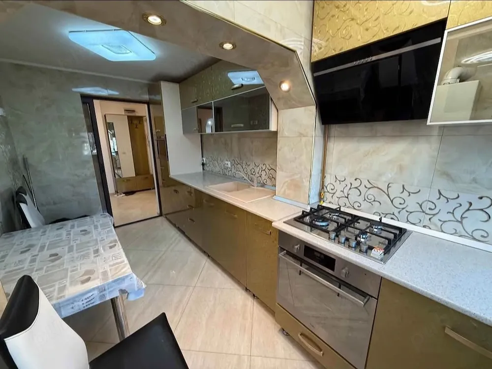 Apartament 3 camere, etaj 2,la Piata Mare