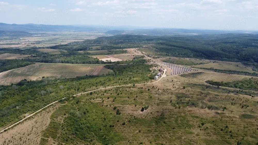 Vand teren in Lipova (Baile Lipova) 52,1 ha, curent 20 kv, drum betonat - imagine 1