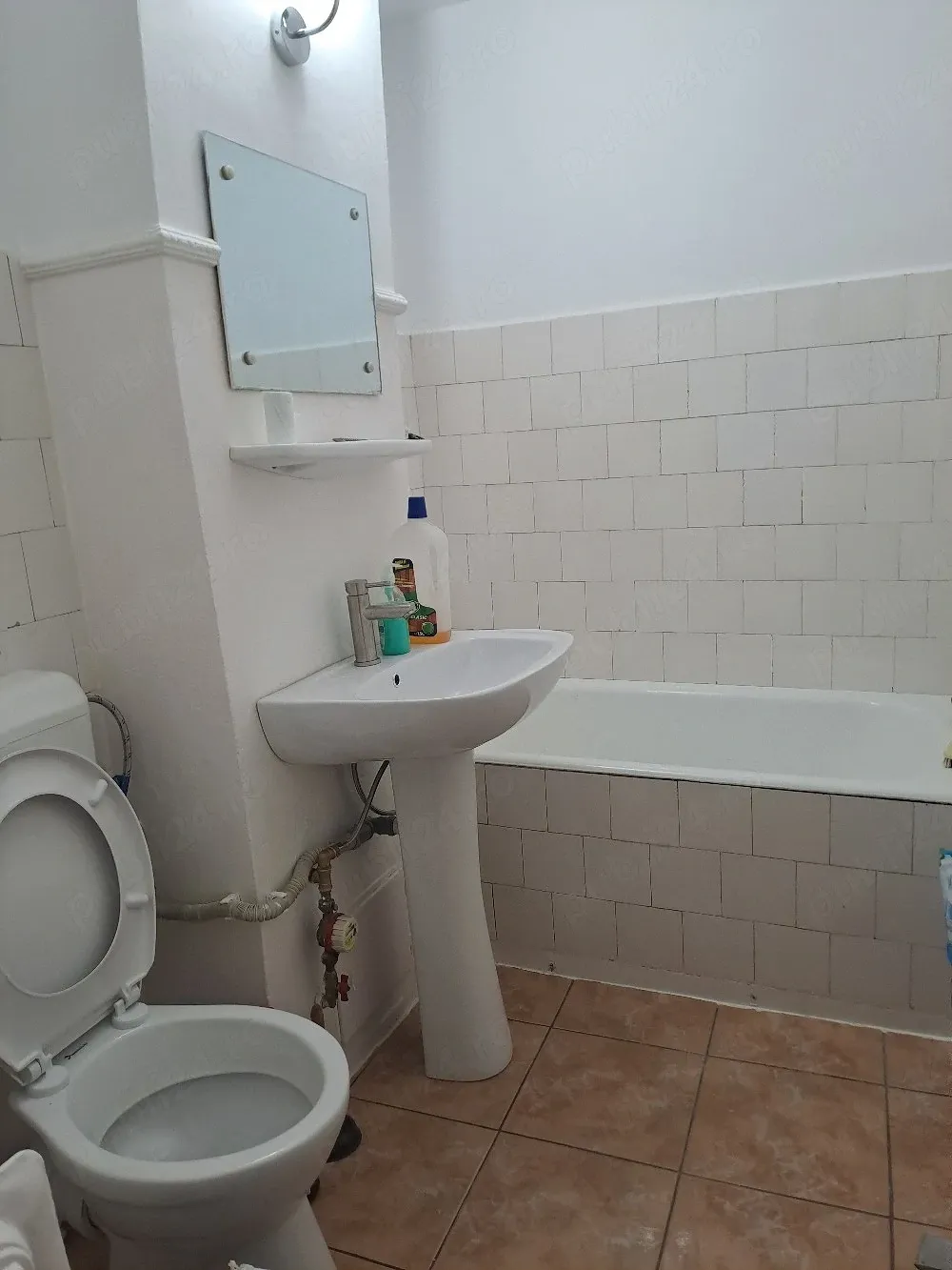 Inchiriez apartament 2 camere.