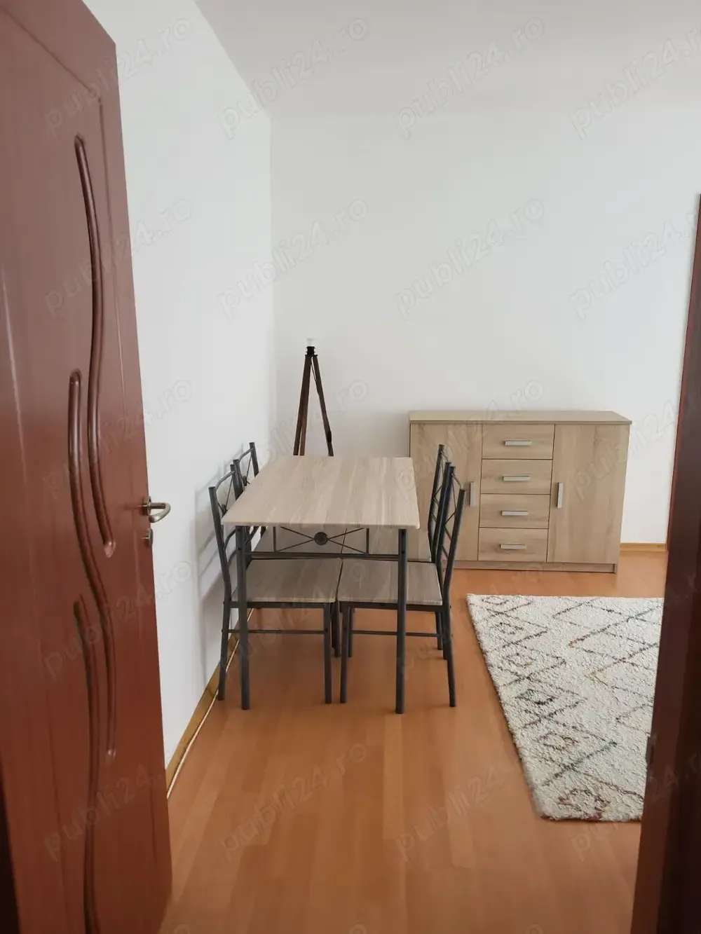 Proprietar închiriez apartament cu trei camere semidecomandat în Bacău