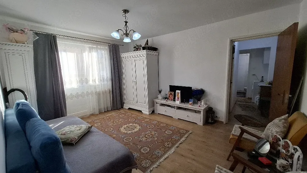 caut colegă de apartament