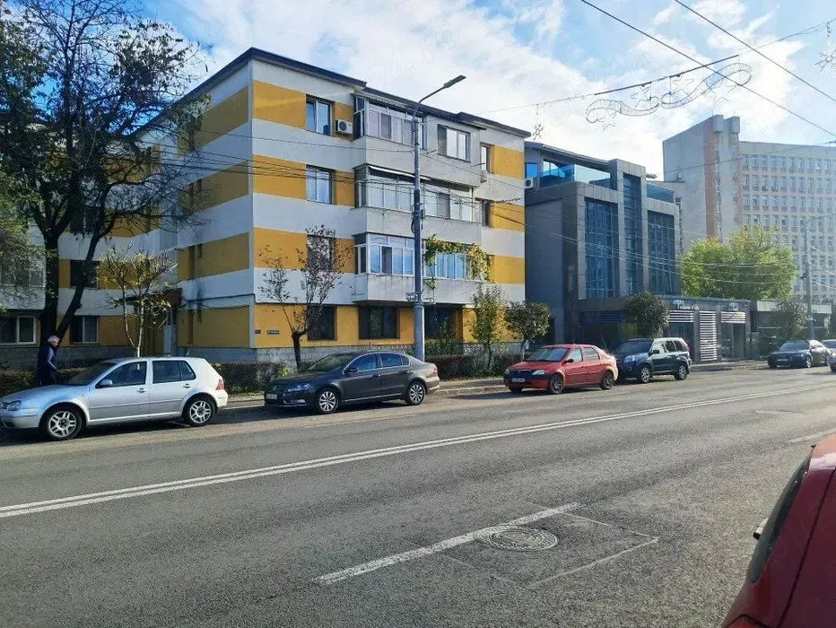 Proprietar, vând apartament cu 2 camere, decomandate situat pe bulevardul Republicii.