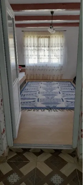 proprietar vând  ,sau  schimb  casă în Jelna. - imagine 1