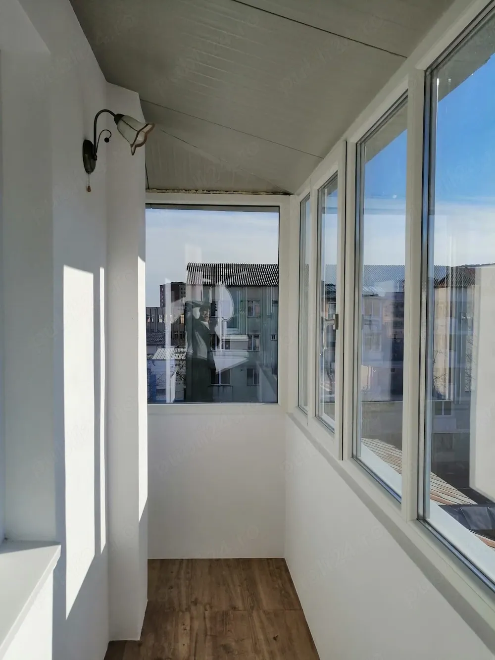 Închiriez apartament - imagine 1