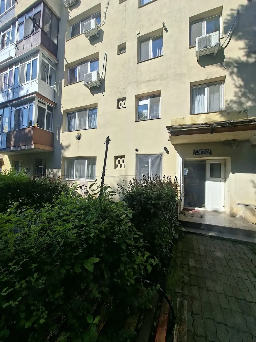 Vând apartament 3 camere et 1, zonă bună, îmbunătățiri - imagine 1