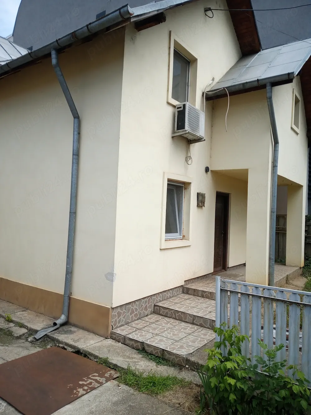 Vând proprietate formata din doua case și un spatiu comercial - imagine 1