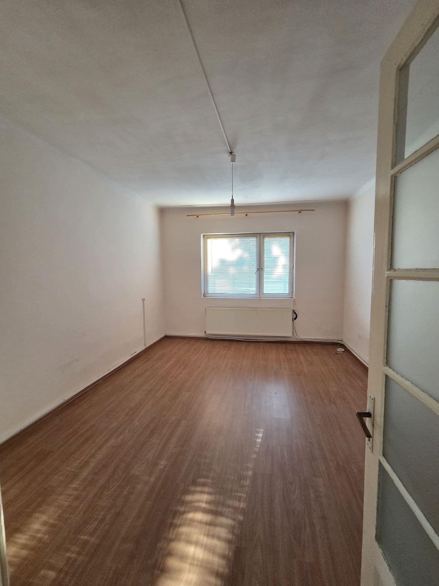 Inchiriez casa veche