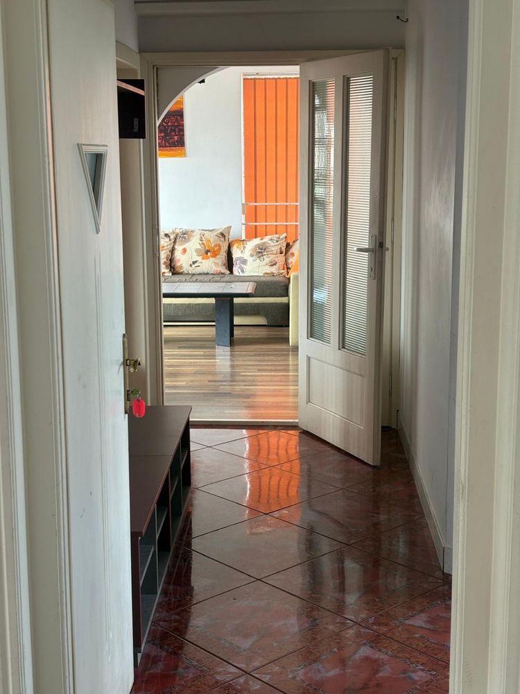 Apartament  cu patru dormitoare , livin spatios , trei bai , bucatarie . Zona centrala - imagine 1