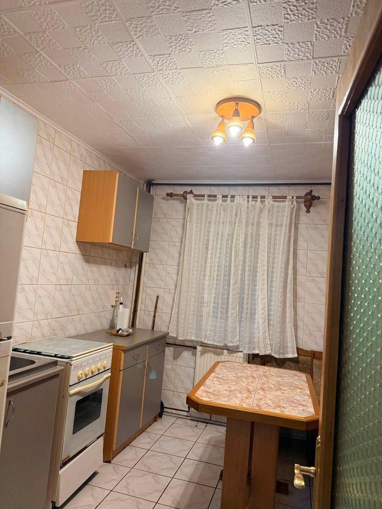 Închiriez apartament cu 2 camere