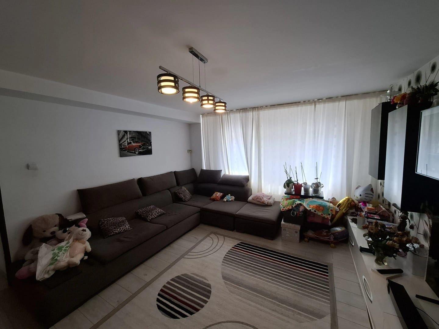 Vand apartament 4 camere, doua bai, 93 mp utili