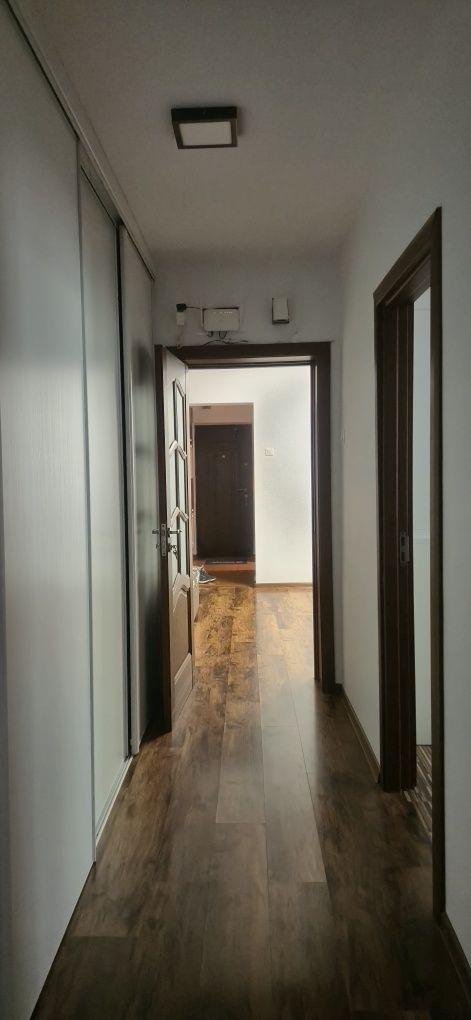 155000 euro-apartament renovat 4 camere semidecomandat la 4-7 minute de: scoala 7, parc, City, piata Brotacei, piata Tomis 3.