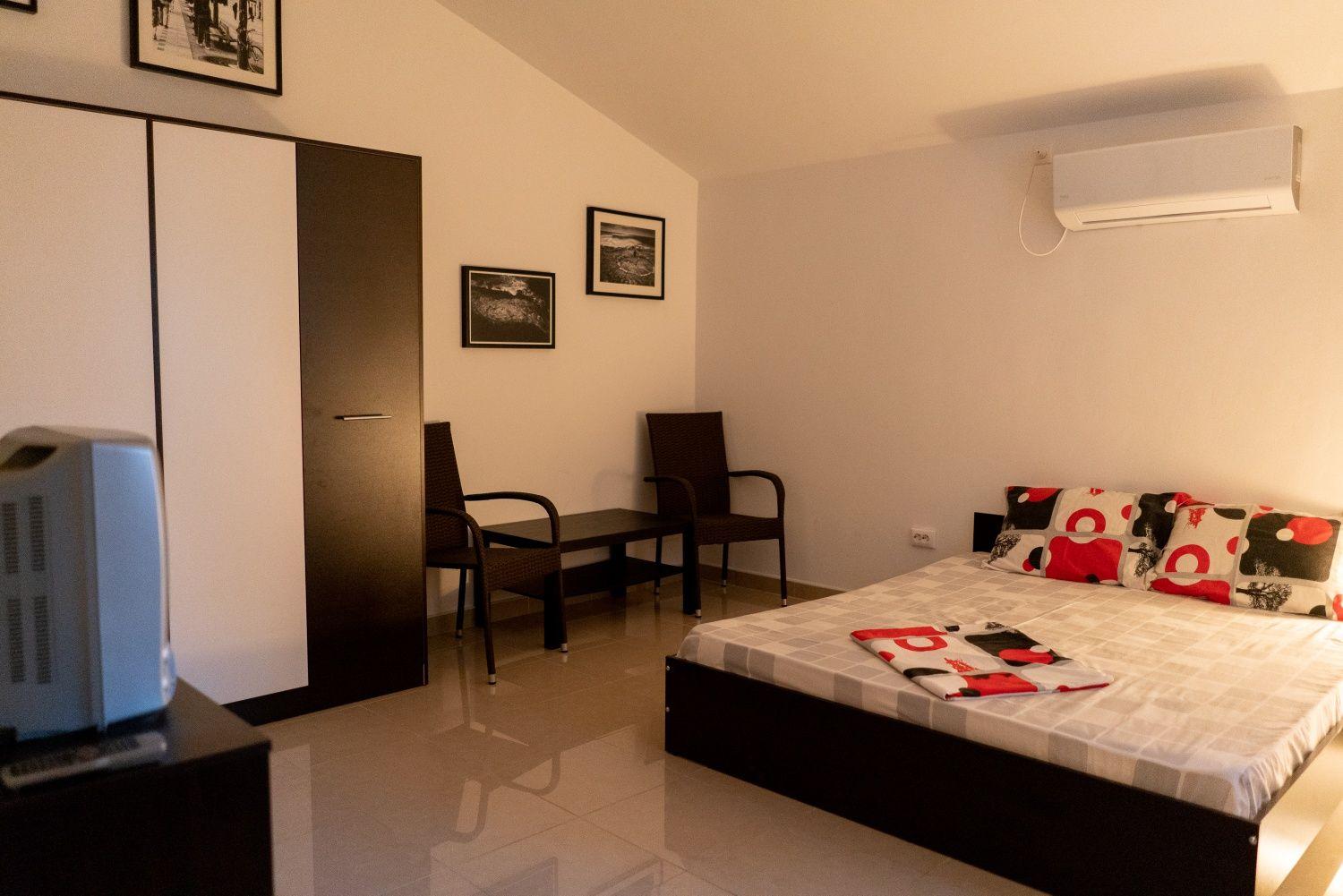 Inchiriez Apartament 3 camere si Camera in vila in zona Capitol