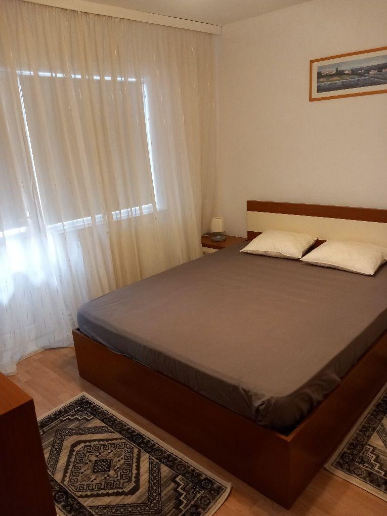 Închiriez apartament cu 3 camere în cartierul Faleză Sud