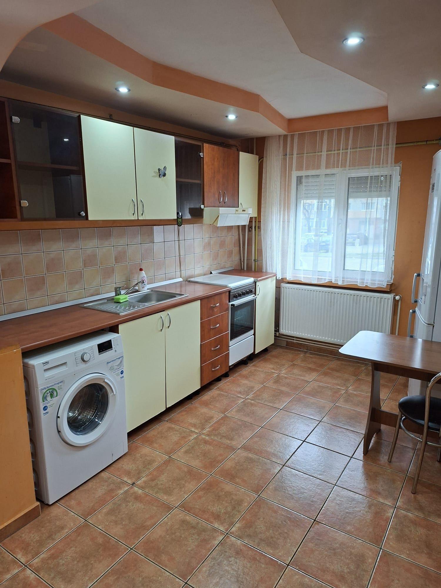 Vand apartament doua camere decomandat