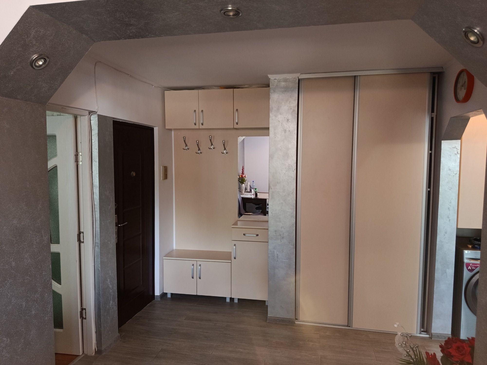 Vând apartament cu  2 camere