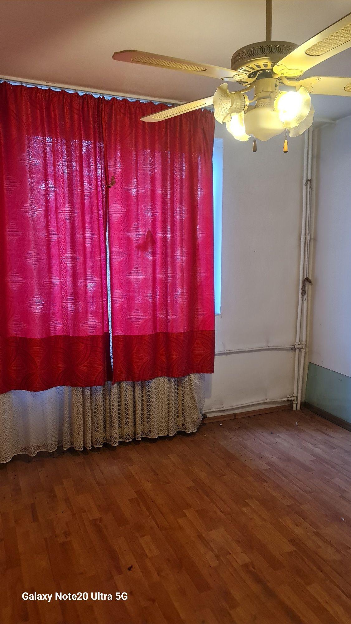 Vând apartament trei camere