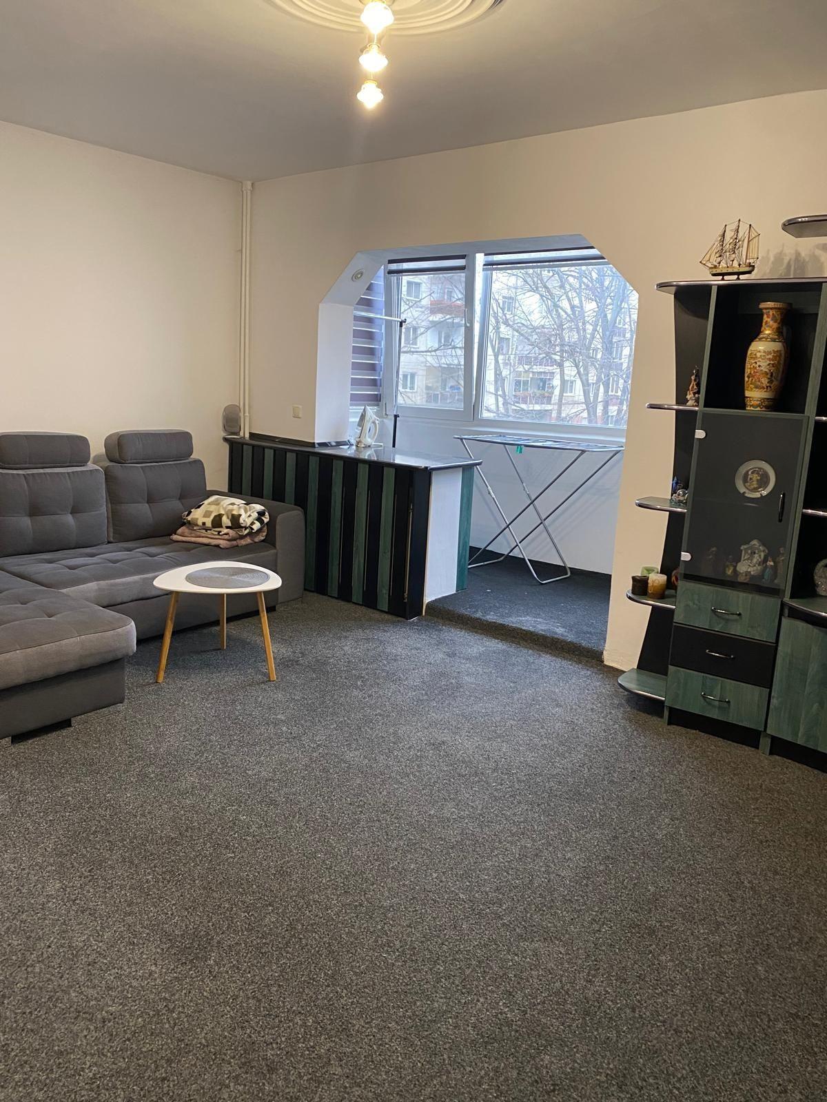 Închiriez apartament în Rogerius