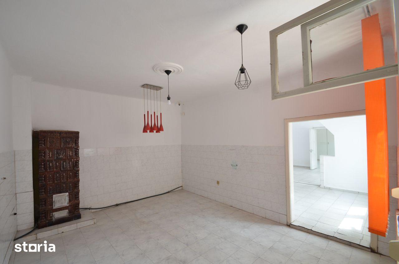 Inchiriez apartament 2 camere bucatarie baie si hol in curte comuna - imagine 1