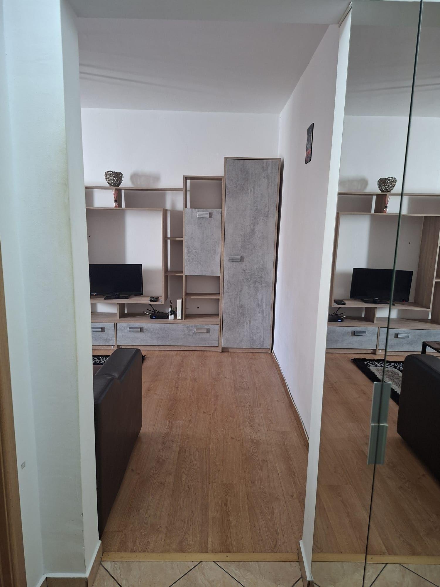 Închiriez garsoniera Malu Rosu