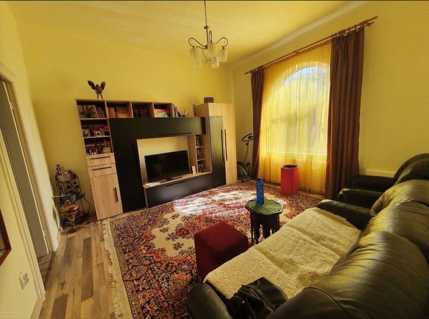 ÎNCHIRIEZ CASĂ 3 CAMERE ÎN ZONĂ CENTRALĂ
Nu accept animale de companie - imagine 1