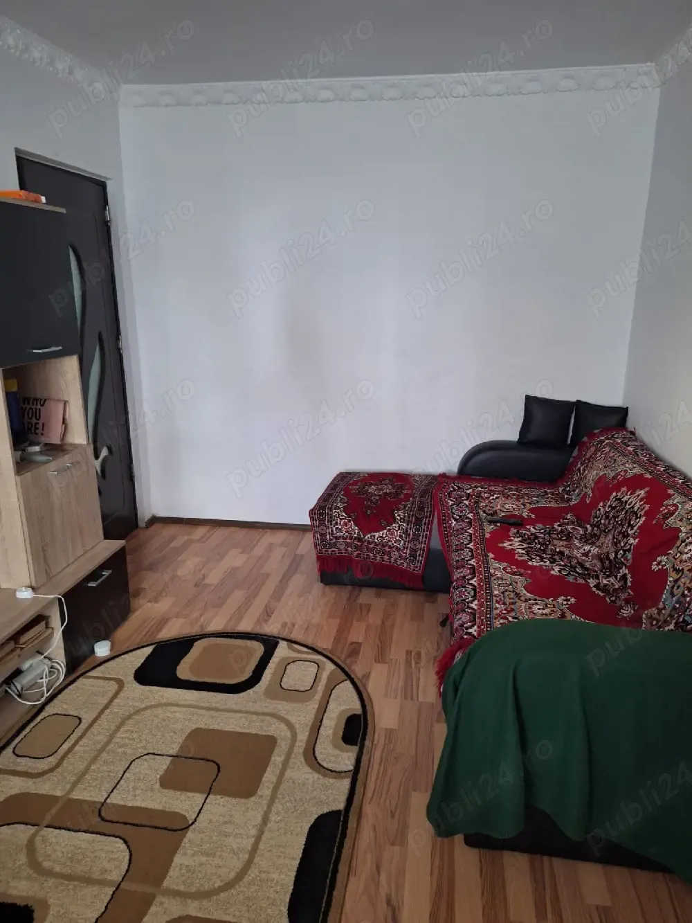 Vand apartament semi-decomandat