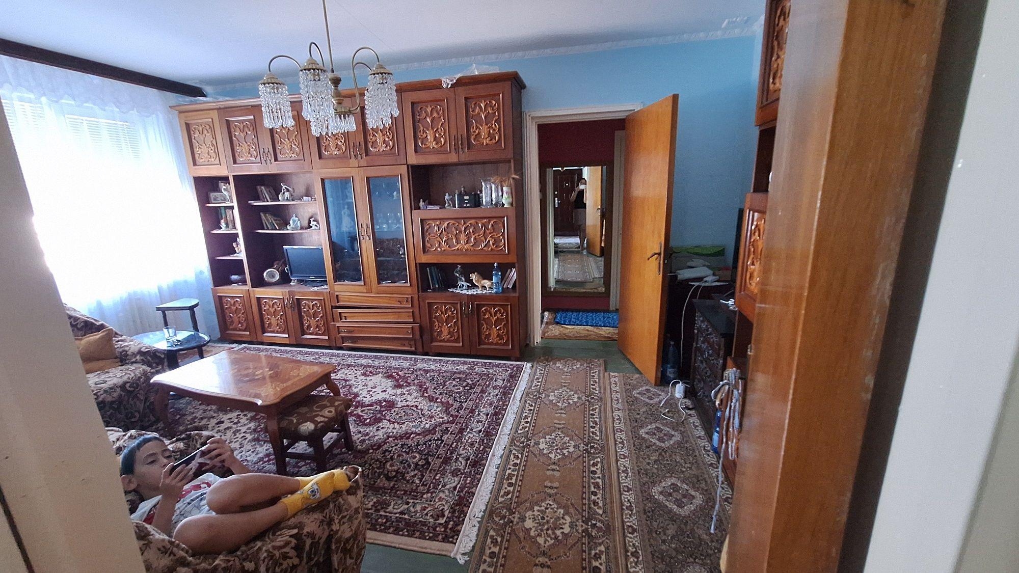 Vând apartament 3 camere zona Titan Auchan