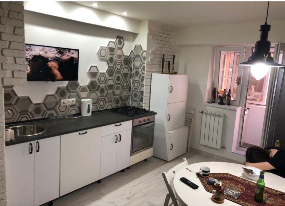 Închiriez apartament cu 2 camere (făcute  3), în zona Camerei de Comerț