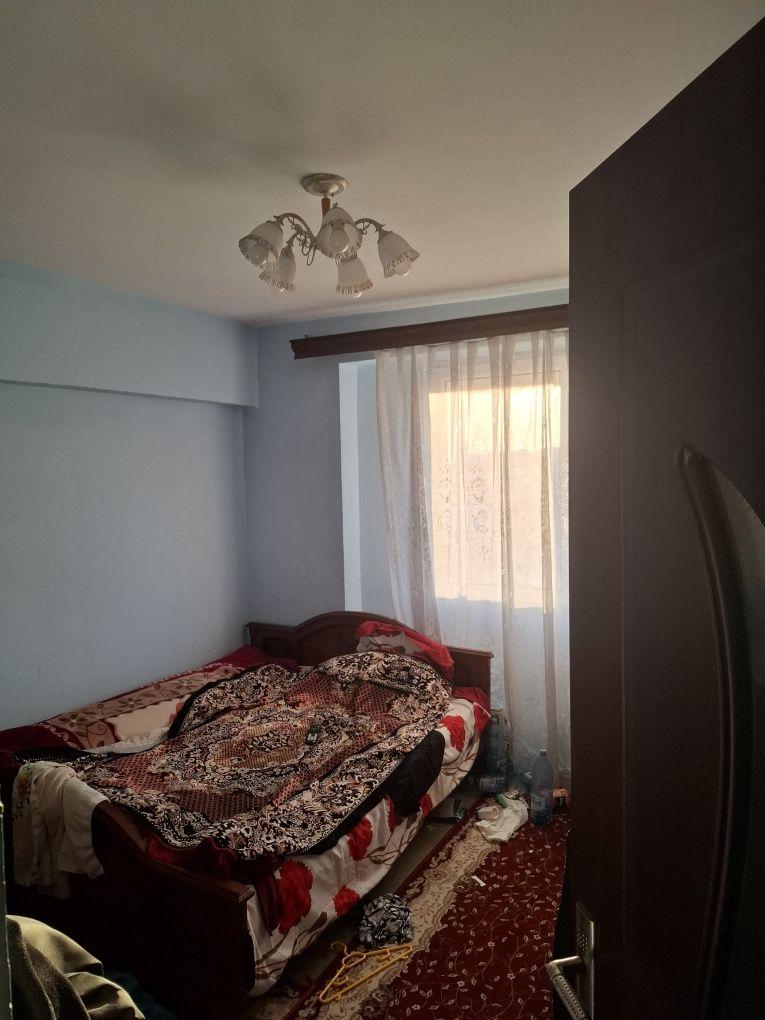 Vand apartament 3 camere sector 4