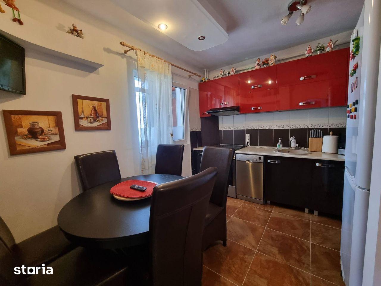 Apartament de vânzare cu 3 camere, cu loc de parcare