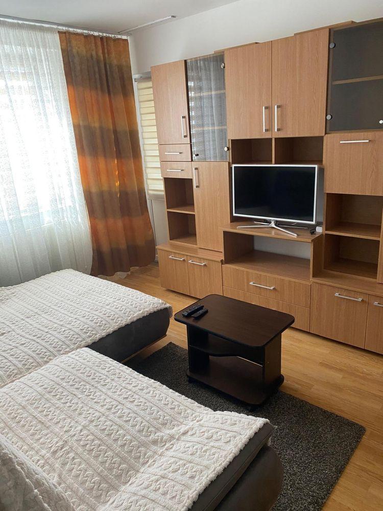 Închiriez apartament cu 3 camere