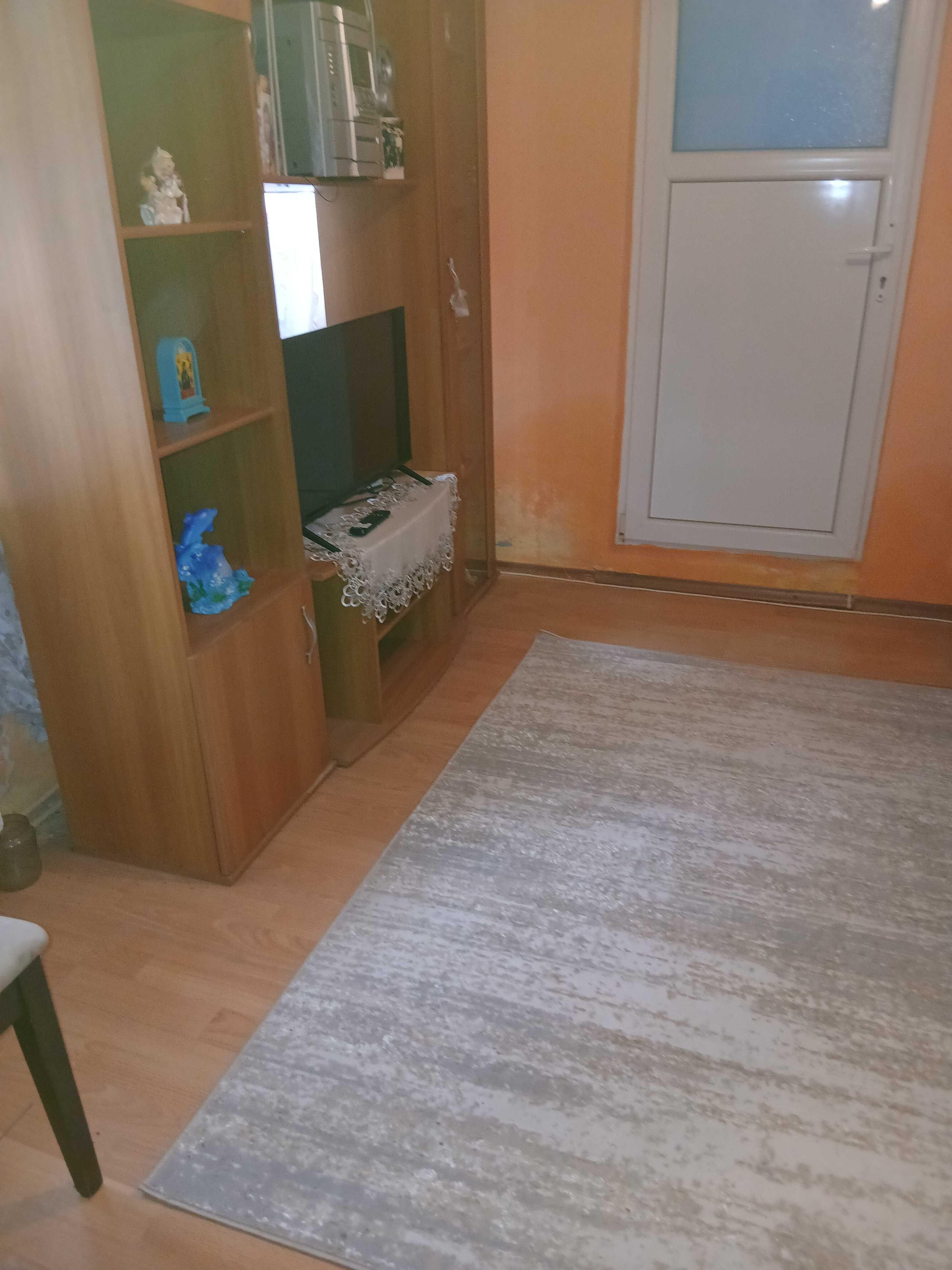 Închiriez cameră la curte.  Baie,  bucătărie.    Doar pentru o persoană - imagine 1