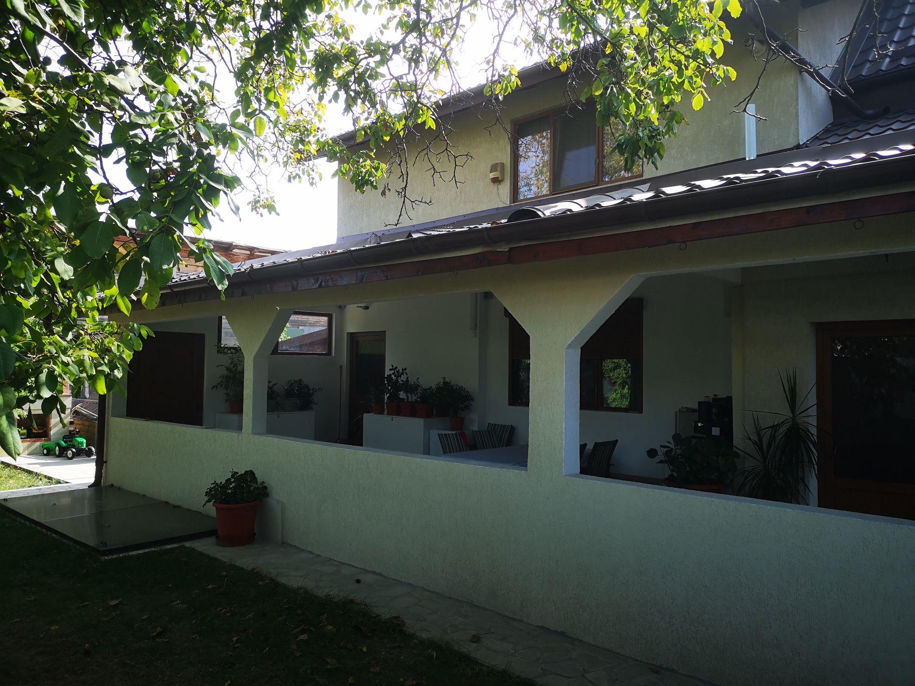 Inchiriez-apartament 2 camere-în vila/la curte.